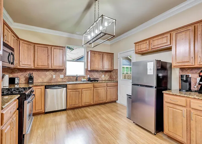 Spacious Home-Queen Suite-Game Room-Movie Room