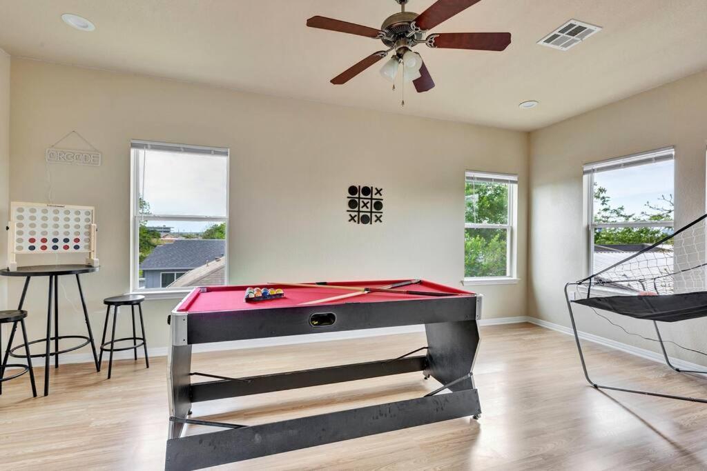Spacious Home-queen Suite-game Room-movie Holiday home